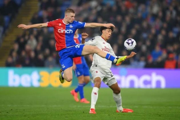 Wharton đang chơi cực hay trong màu áo Palace.