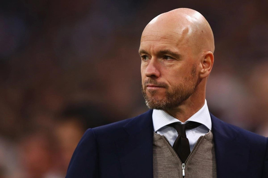 HLV Erik ten Hag đã phạm sai lầm khi rút Van de Beek và tung Magallan vào sân. Ảnh: Getty.