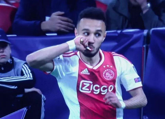 Khoảnh khắc Mazraoui nạp năng lượng khiến CĐV thích thú.