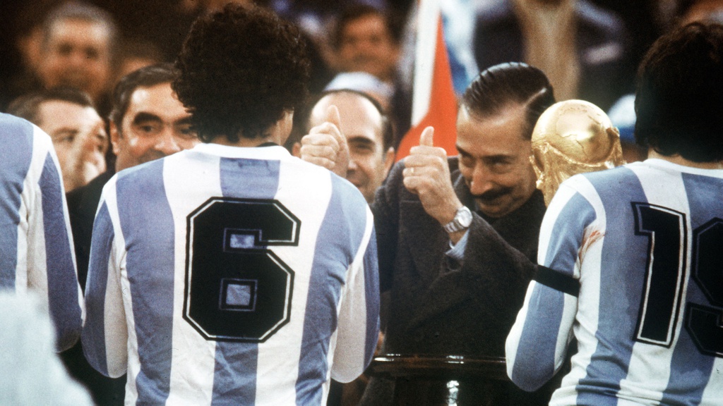 Tướng Videla (thứ hai từ phải sang) trao chức vô địch World Cup 1978 cho Argentina.