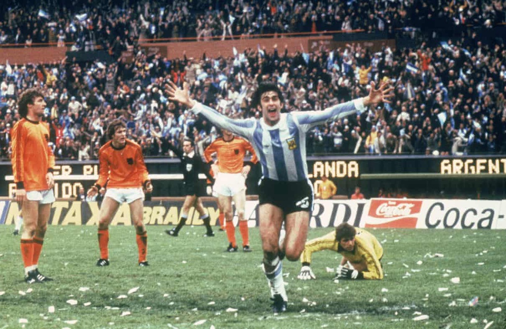 Kempes ghi bàn cho Argentina trong trận chung kết gặp Hà Lan.