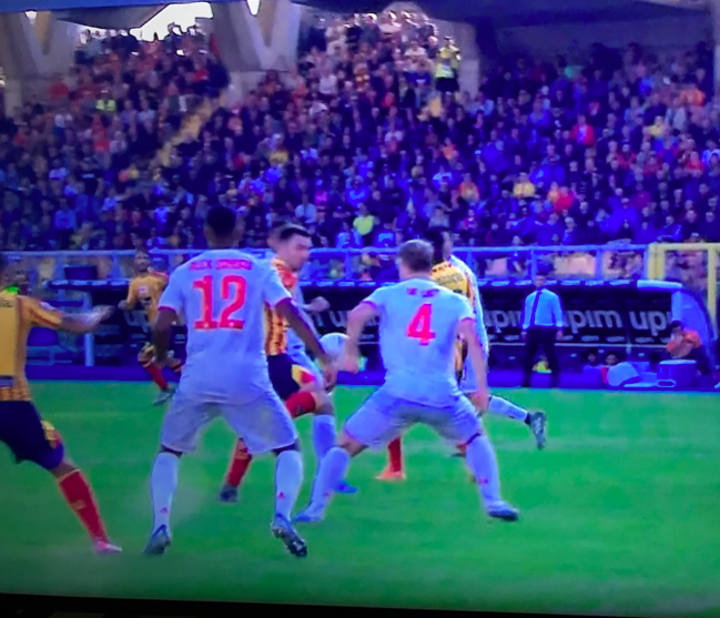 Tình huống chạm tay dẫn đến penalty.