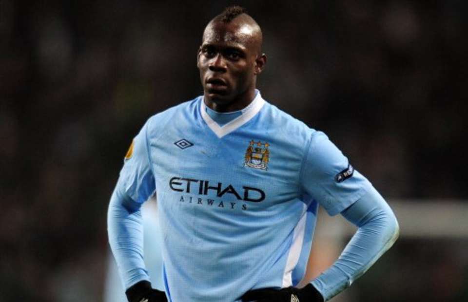 Bad Boy, Ngựa chứng, Thiên tài không lớn... là những gì chúng ta nói về Balotelli. Cầu thủ người Ý từng khiến Old Trafford câm lặng bằng khẩu hiệu Why Always Me, nhưng cũng chính anh thích gây gổ với đồng đội, với đàn em, thậm chí cả với huấn luyện viên trưởng.