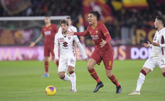 Smalling để bóng chạm tay dẫn đến tình huống penalty.