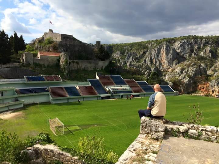 Bạn sẽ không nhất thiết phải ngồi trên khán đài mới có thể theo dõi trận đấu diễn ra trong sân.