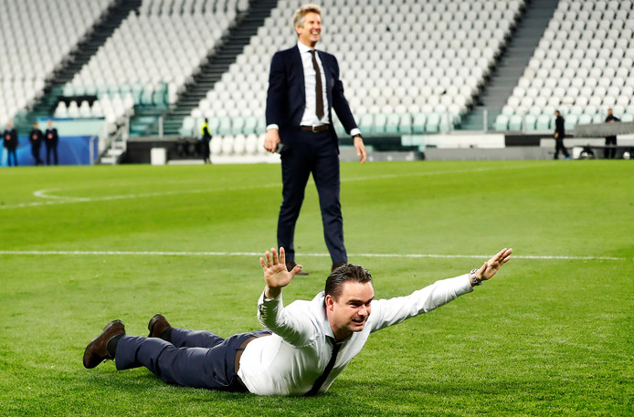 Khả năng Overmars sẽ rời Ajax thời gian tới.
