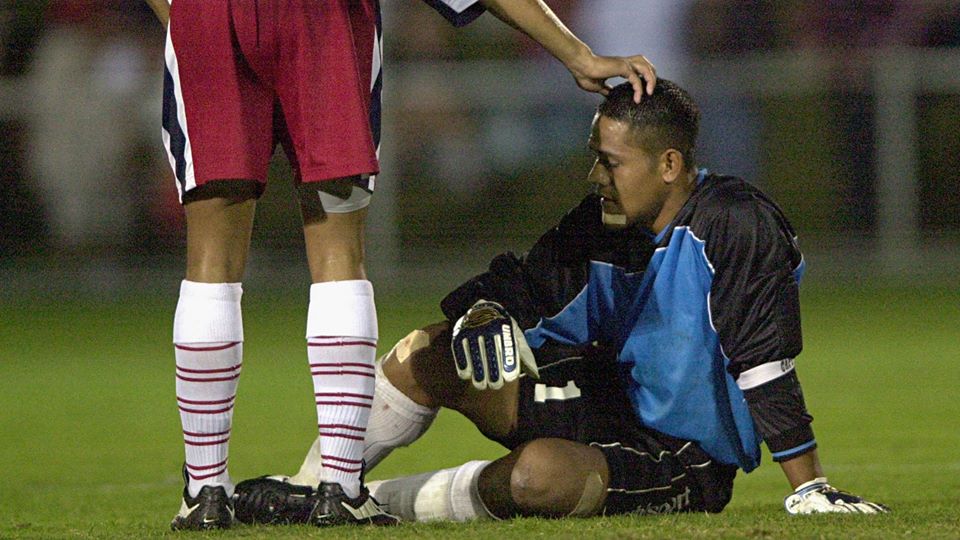 Thủ thành Nicky Salapu trải qua ngày thi đấu thảm họa, đi theo tên của anh cho đến mãi sau này.