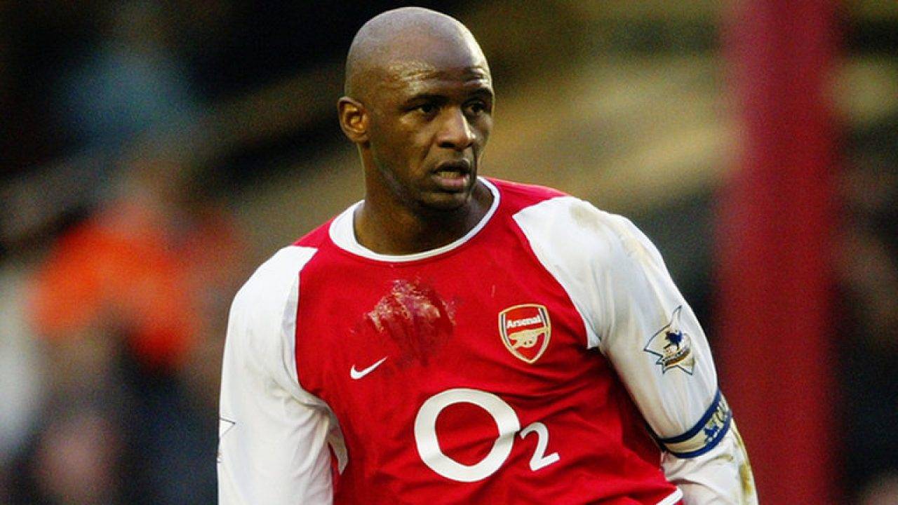 9. Patrick Vieira (Arsenal). Vieira có sự nghiệp hào hùng cùng Arsenal. Cựu danh thủ người Pháp là đội trưởng Arsenal vô địch mùa giải bất bại Premier League 2003/2004. Vieira cũng được bầu chọn là Cầu thủ xuất sắc nhất Premier League 2000/2001. Tổng cộng, Vieira có 3 chức vô địch Premier League, 4 FA Cup trong màu áo Arsenal.
