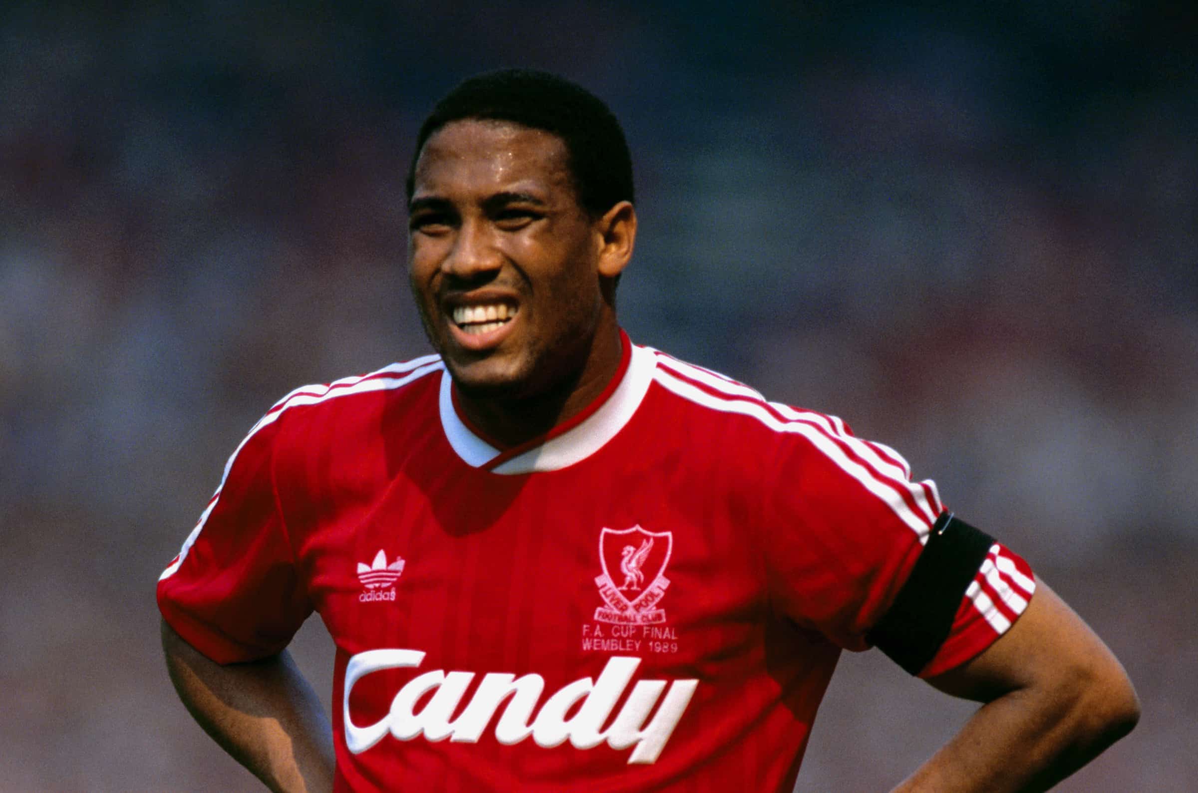 Tiền vệ trái: John Barnes.