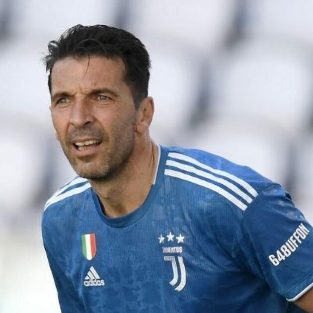 Trấn giữ khung gỗ chính là huyền thoại của Juventus và làng bóng đá Italia, Gianluigi Buffon.