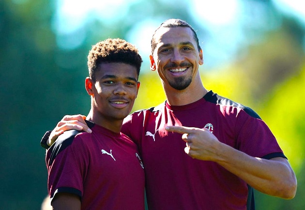 Roback chụp ảnh với đàn anh Zlatan.