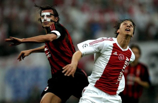Lần chạm trán đầu tiên của Maldini và Zlatan diễn ra ở vòng knock-out Champions League 2002/2003. Khi đó Zlatan vẫn còn là một cầu thủ trẻ trong màu áo Ajax, còn thủ quân của Milan đã giành vô số danh hiệu cao quý trong sự nghiệp. Năm đó, Rossoneri giành chiến thắng phút cuối với tỷ số 3-2, tiến đến chung kết và lên ngôi vô địch.
