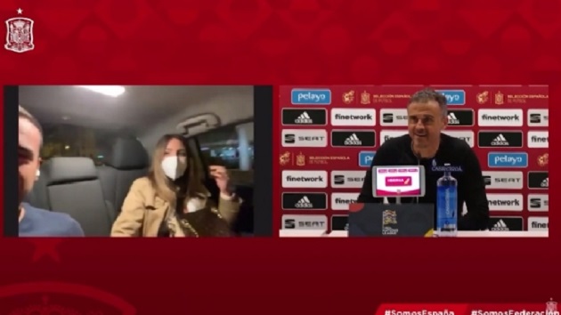 Luis Enrique hào hứng với sự xuất hiện của cô gái.