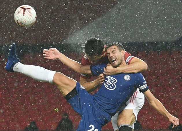 Ảnh bài viết  Lý giải nguyên nhân trọng tài không cắt còi tình huống Maguire kẹp cổ Azpilicueta 