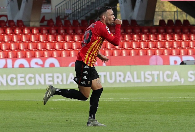 Phút thứ 30, tiền đạo 26 tuổi ghi bàn thắng đầu tiên trong sự nghiệp ở Serie A, giúp đội chủ nhà dẫn trước.