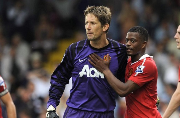 Thủ môn: Edwin van der Sar. "Van der Sar là một trong những thủ môn tiêu biểu ở thế hệ của mình có khả năng xử lý bóng bằng chân tốt. Do đó tôi chọn anh ấy thay vì David de Gea," Rio Ferdinand chia sẻ.