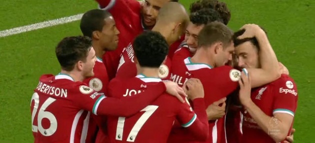 Đặc biệt, sau khi bóng đi vào lưới, gần như cả đội hình Liverpool đã tiến đến để án mừng với anh, tạo nên một hình ảnh vô cùng ý nghĩa.