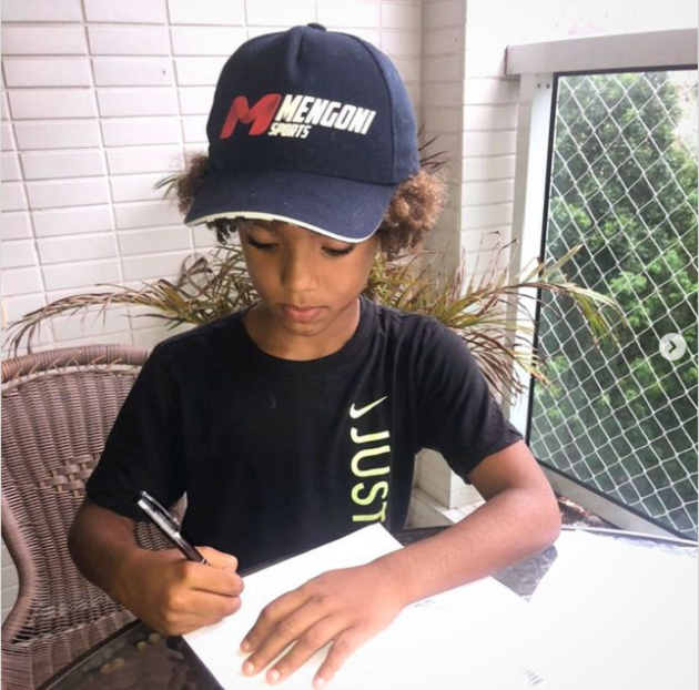 Tuy nhiên mới đây, một cái tên hoàn toàn lạ lẫm với thế giới bóng đá đã vượt qua tất cả đàn anh của mình.