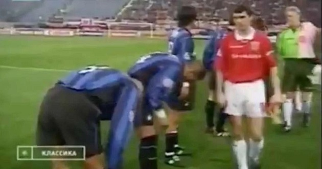 Khi đó, Ronaldo và Diego Simeone đều đang loay hoay sửa đôi tất của mình, có lẽ Keane đã coi đây là biểu hiện thiếu tôn trọng, do đó không thèm nhìn hai đối thủ này.