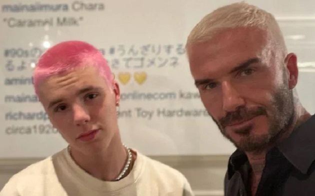 David Beckham vừa gây bão mạng xã hội khi đăng tải bức ảnh chụp mái tóc bạc trắng, bên cạnh đầu tóc màu hồng của cậu con trai Cruz.