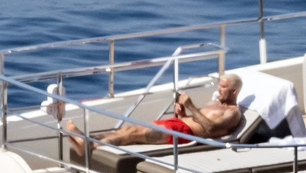David Beckham nằm phơi nắng trong chuyến nghỉ mát cùng gia đình.
