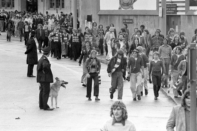 Trong số đó, theo cuốn sách Undesirables của Colin Blaney, ICJ đi xa hơn cả với nhiều hành vi phạm tội như buôn lậu ma túy, tổ chức vượt ngục, cướp đường phố.