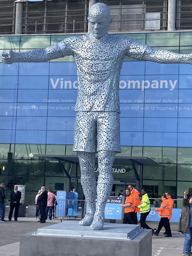 Tuy nhiên, người hâm mộ Manchester United lại nhanh chóng nhận ra bức tượng của Kompany quá giống huyền thoại của họ, Wayne Rooney.