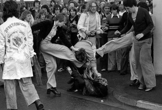 Vì quy mô quá lớn, Red Army đã phân hóa thành nhiều đội nhóm, có Men in Black (do các thành viên mặc toàn đồ đen), Young Munichs, Inter City Jibbers (ICJ), M58 Firm, Moston Rats.