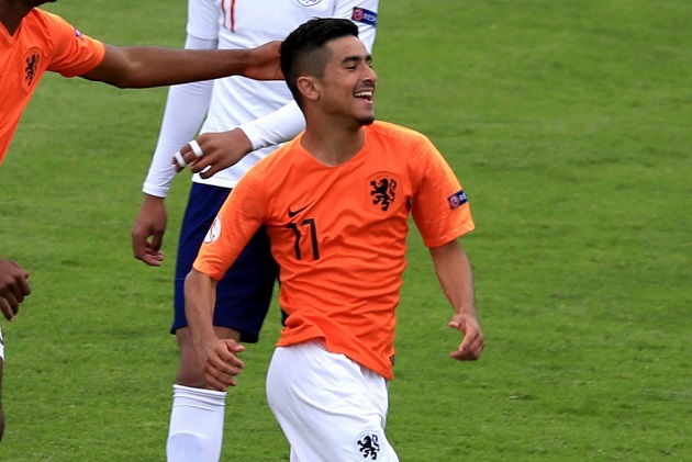 Simons, 18 tuổi, cùng với các cầu thủ trẻ Ar'jany Martha, Naci Unuvar, Rio Hillen của Ajax Amsterdam và Mimeirhel Benita của Feyenoord đều bị HLV Bert Konterman cho về.