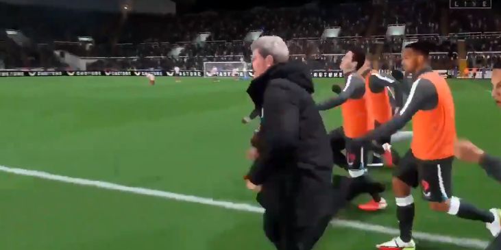 Steve Bruce chạy nhanh hơn các cầu thủ của mình trong game.