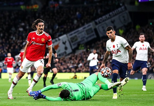 Cú sút đầy kinh nghiệm của Cavani.
