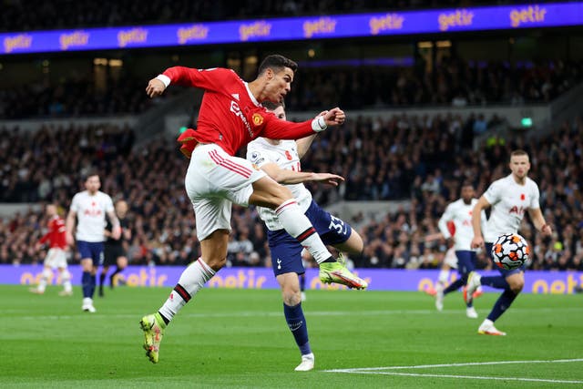 Ronaldo bắt volley mở tỷ số.