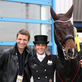 Ảnh bài viết Thomas Muller và vợ bị lên án vì buôn bán tinh dịch ngựa