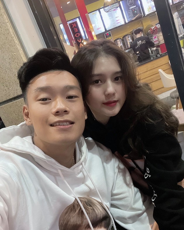 Dù Tố Uyên còn khá trẻ, sinh năm 2000 nhưng mối tình giữa hai người đã kéo dài hơn 3 năm.