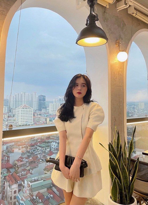Trên mạng xã hội, cô thường xuyên thể hiện cách ăn mặc có gu của mình.
