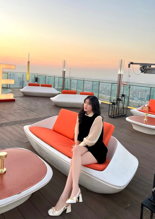 Người đẹp tận dụng lợi thế này để kinh doanh áo quần và mỹ phẩm, cô có thương hiệu của riêng mình.