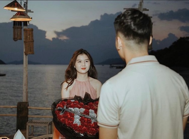 Vợ tương lai của Thành Chung là Ngô Tố Uyên, một nàng WAGs nổi tiếng trong cộng đồng fan bóng đá Việt.