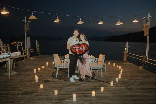 Hôm qua, vào tối ngày Valentine, hậu vệ Nguyễn Thành Chung đã chia sẻ lên trang cá nhân bức hình cầu hôn thành công bạn gái của mình.