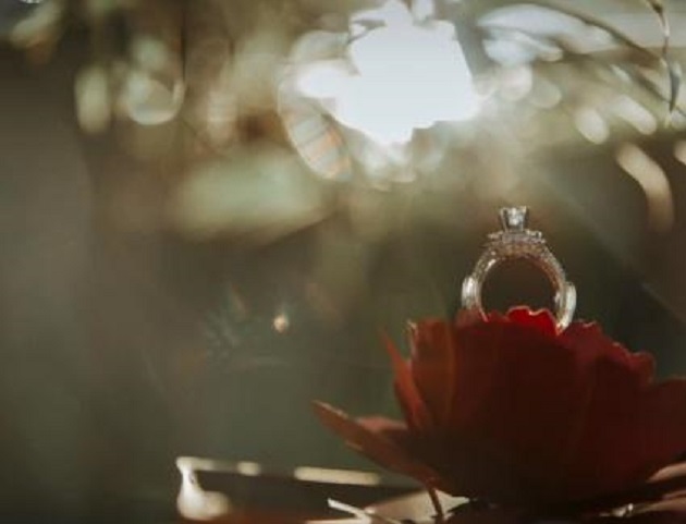 Chiếc nhẫn kim cương mà Thành Chung dùng để cầu hôn Tố Uyên.
