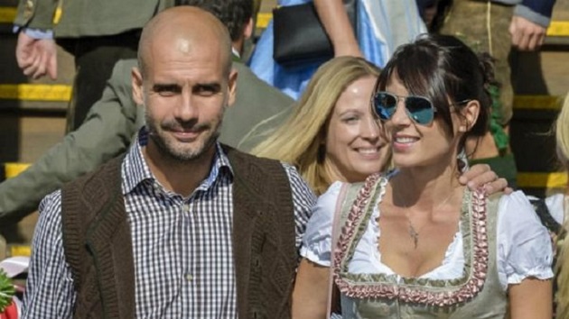 Theo SportsMob, vào năm 1989, Guardiola bước vào một cửa hàng thời trang tên là Serra Claret, khi mới 18 tuổi, ông đã gặp người vợ tương lai của mình.