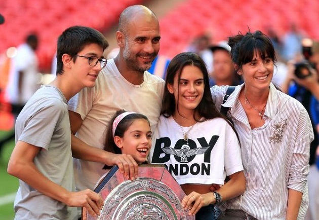 Trong cuộc phỏng vấn với Sky Sports, Pep Guardiola tiết lộ rằng chính vợ ông, Cristina Serra, là người chọn trang phục cho ông.