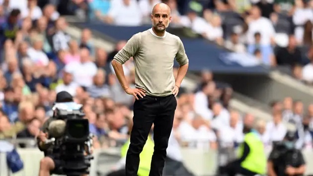 Cái hay của Pep là không phải lúc nào ông cũng mang vest như Diego Simeone hay khoác những chiếc áo dài đến đầu gối như Arsene Wenger.