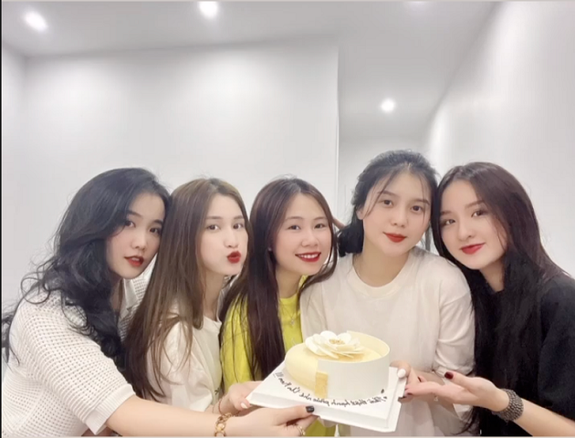 Tối qua, cô dâu tương lai đã được bạn bè tổ chức tiệc độc thân.