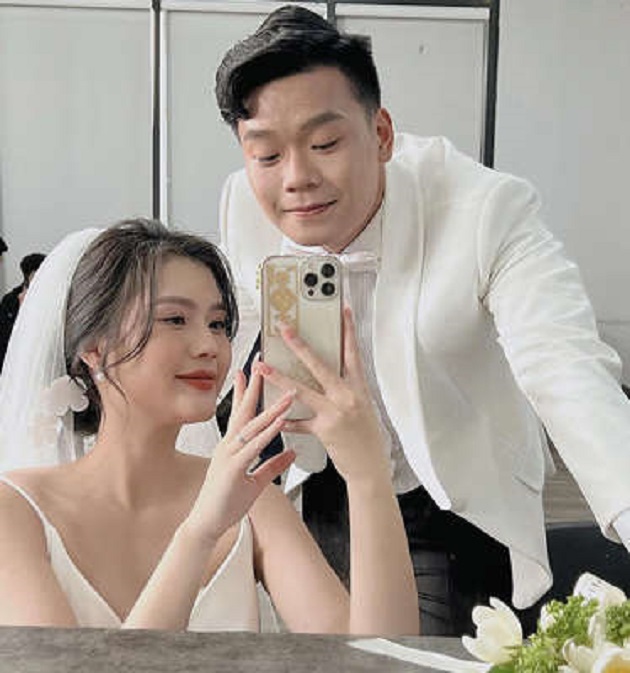 Sau khi khoe ảnh cầu hôn thành công hồi đầu năm, mới đây cặp đôi này đã tiến hành chụp ảnh cưới và đăng tải ảnh hậu trường lên mạng xã hội.