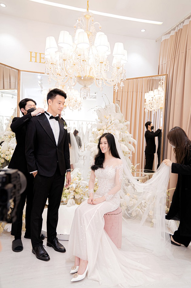 Trong khi đó, Tố Uyên được khen ngợi hết lời khi khoác lên mình bộ váy cưới.