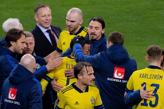 Ở trận đấu này, lão tướng Zlatan Ibrahimovich không được ra sân vì thực hiện án treo giò, nhưng đã có những ngày cùng tập luyện với ngôi sao trẻ của M.U.