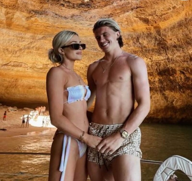 Vấn đề được người hâm mộ Chelsea quan tâm là mùa tới cô có đến sân Stamford Bridge để cổ vũ bạn trai hay không.