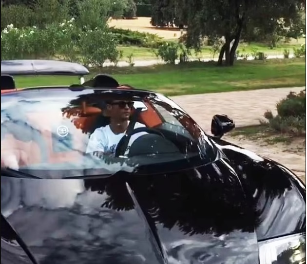 Cristiano đã đáp máy bay đến Majorca cùng với 5 đứa con của anh và bạn gái Georgina Rodriguez. Họ đang thuê một ngôi nhà sang trọng dưới chân dãy núi Tramuntana và tận hưởng kỳ nghỉ trên siêu du thuyền của Cristiano. Đây là lần đầu tiên Cristiano và Georgina đi nghỉ cùng con gái mới sinh Esmeralda.