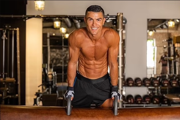 Biệt thự nơi họ đang ở có phòng tập thể dục riêng, nơi CR7 vừa đăng hình khoe cơ thể săn chắc.