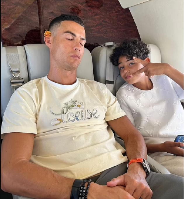 Ronaldo chụp hình với con trai Cristiano Junior trên máy bay phản lực riêng đến Majorca.